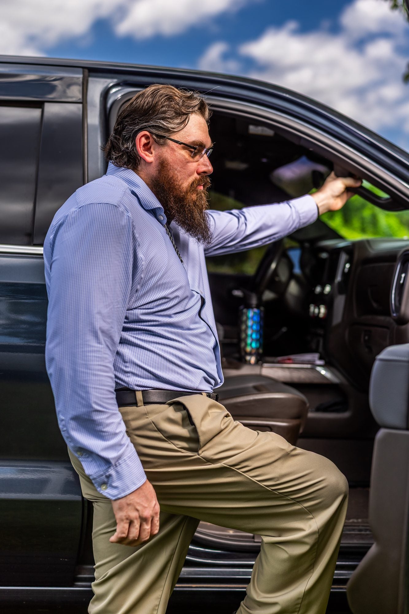 Man wearing a Clinger holster while getting into his truck